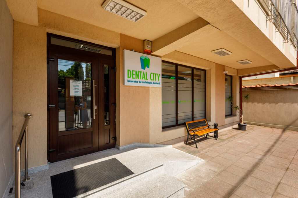 Intrarea centrului DentalCity Poporului